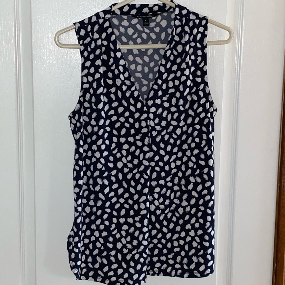 41 Hawthorne v-neck sleeveless blouse, navy w/white print, front pleat, M, NWOT